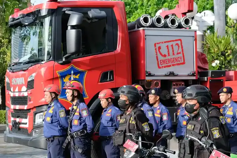 Damkar Surabaya tetap siaga selama Lebaran 2026. Warga diimbau memeriksa instalasi listrik dan melepas tabung LPG sebelum mudik.