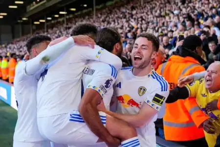 Leeds United kalahkan Wolves 3-0 dan menjauh dari zona degradasi. Simak jalannya laga, statistik, dan dampaknya di klasemen.