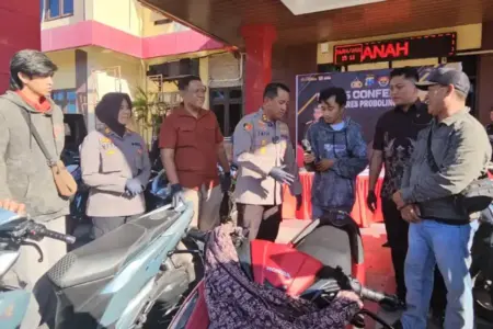 Polres Probolinggo berhasil menemukan motor korban begal di Jalan Cokroaminoto. Pelaku kabur saat patroli, kendaraan dikembalikan ke pemilik.