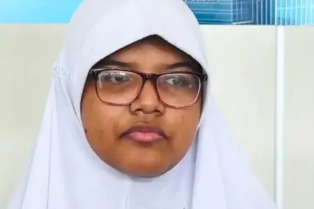 Aila Afifah (13) asal Pontianak menjadi calon jemaah haji termuda Indonesia 2026, berangkat menggantikan ibunya yang telah wafat.