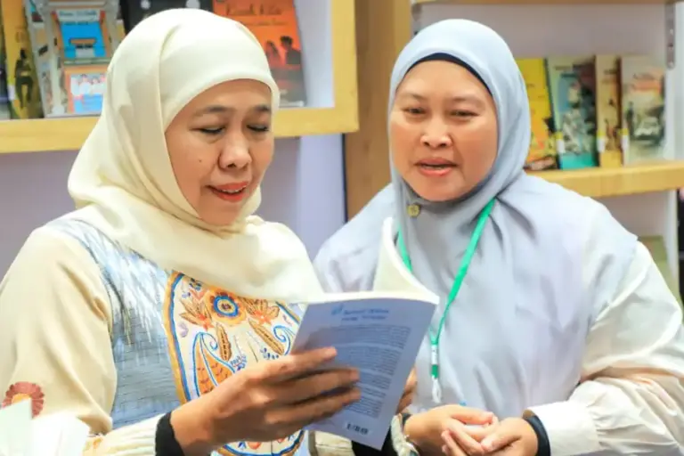 Khofifah ajak masyarakat Jawa Timur perkuat budaya literasi pada Hari Buku Sedunia 2026 untuk mencetak SDM unggul dan berdaya saing global.