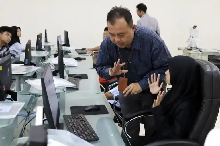 Universitas Diponegoro sediakan fasilitas inklusif bagi peserta disabilitas dalam UTBK-SNBT 2026, jamin akses setara dan ujian tetap berintegritas.