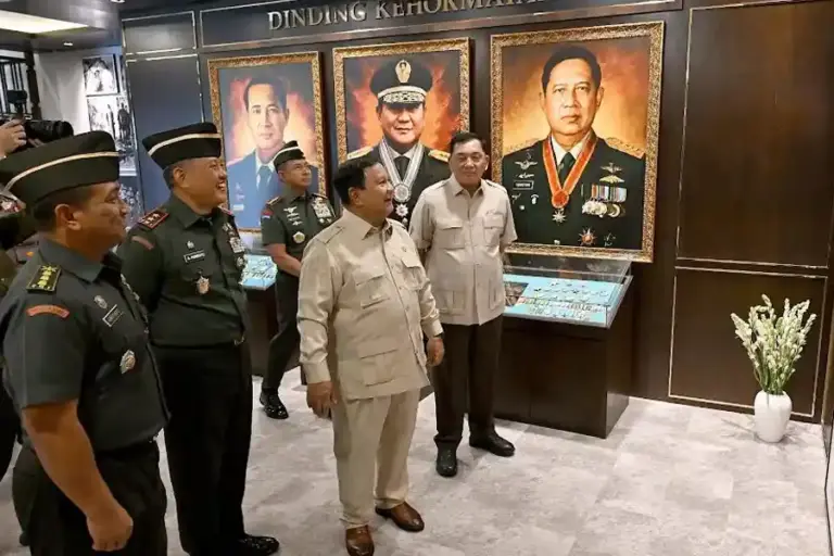 Presiden Prabowo meresmikan renovasi Museum dan Perpustakaan Seskoad di Bandung untuk memperkuat pendidikan strategis dan literasi TNI.