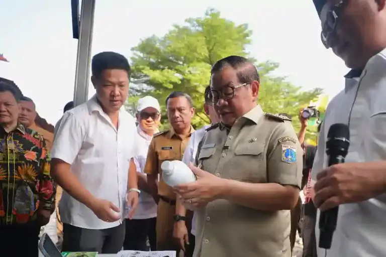 Gubernur Pramono Anung meninjau teknologi hidrotermal di Pasar Kramat Jati yang mampu mengolah sampah organik hanya dalam dua jam.