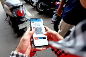 Dishub Surabaya menghentikan peredaran karcis parkir mulai Juni 2026. Seluruh transaksi parkir kini menggunakan QRIS, e-money, dan voucher.