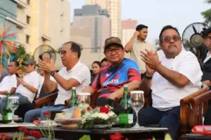 Perayaan Jakarta Penuh Warna memeriahkan HUT Ke-499 Jakarta. Rano Karno mengajak warga menjaga kebersihan, ketertiban, dan semangat menuju lima abad Jakarta.