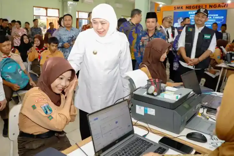 Sebanyak 29.869 siswa lolos Tahap 3 SPMB Jatim 2026. Khofifah mengingatkan peserta segera daftar ulang, sementara jalur pemenuhan kuota dibuka 29 Juni.