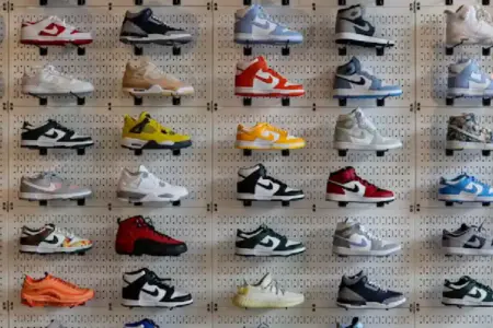 Ilustrasi sepatu basket (foto: Mick Haupt, unsplash)