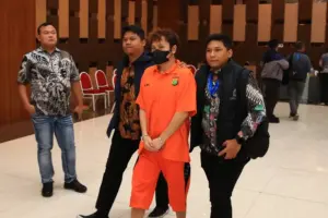 Polri menangkap buronan Interpol Beijing, Zheng Rongjing, yang diduga terlibat jaringan online scam internasional sebagai wujud komitmen memberantas kejahatan lintas negara.