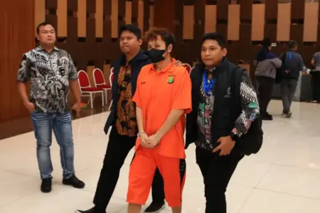 Polri menangkap buronan Interpol Beijing, Zheng Rongjing, yang diduga terlibat jaringan online scam internasional sebagai wujud komitmen memberantas kejahatan lintas negara.