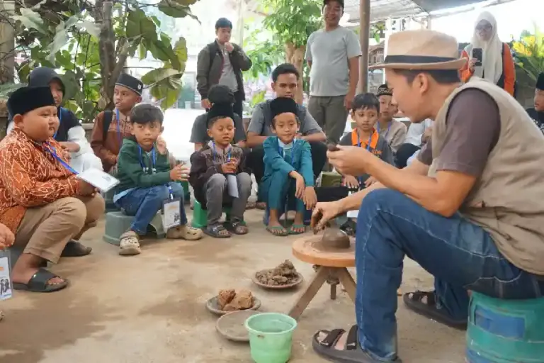 YDSF ajak puluhan anak yatim asah kreativitas lewat pembuatan gerabah di Blitar dalam rangka menyambut Muharram dan tahun ajaran baru.