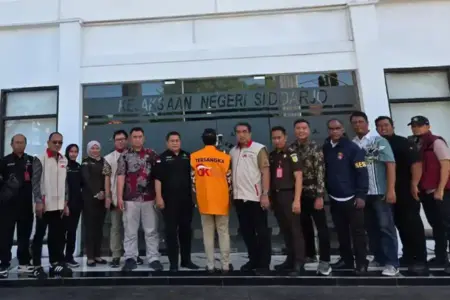 OJK serahkan mantan Dirut BPR SAWA Sidoarjo berinisial KI beserta barang bukti ke Kejari Sidoarjo terkait dugaan pencatatan palsu kredit Rp5,8 miliar.