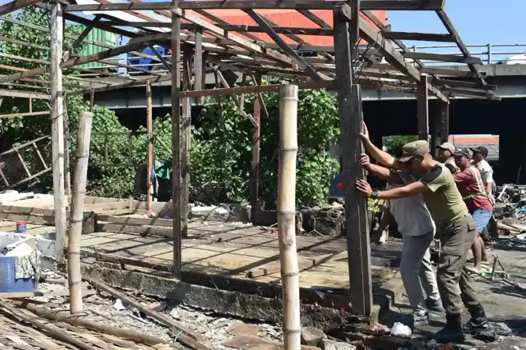 Satpol PP Surabaya tertibkan bangunan liar di bawah Flyover Tambak Mayor. Lahan disiapkan untuk proyek rumah pompa penanganan banjir Tambak Mayor-Tanjungsari.