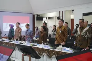 Komisi VI DPR RI meninjau pabrik PT Phapros Tbk di Semarang untuk mengevaluasi tata kelola BUMN Farmasi dan mendorong pengurangan impor bahan baku obat.