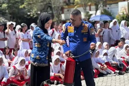 PEP Tarakan Field bersama PMK Tarakan melatih pelajar dan guru menggunakan APAR dan fire blanket untuk meningkatkan kesiapsiagaan kebakaran.