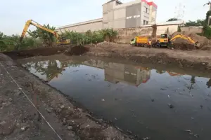 Proses pembangunan bozem di Tanjungsari, Surabaya
