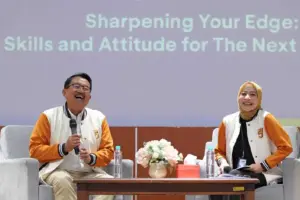 Direktur BCA Antonius Widodo Mulyono (kiri) menjadi pembicara dalam BCA Berbagi Ilmu di Universitas Muhammadiyah Purwokerto