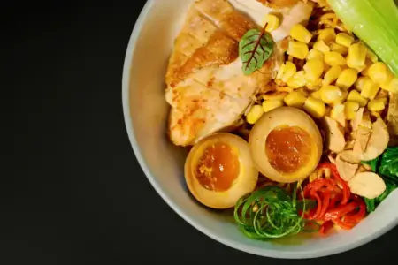 ARTOTEL Yogyakarta menghadirkan campaign kuliner The Late Shift dengan menu Nusantara modern dan signature cocktail hingga 20 September 2026.