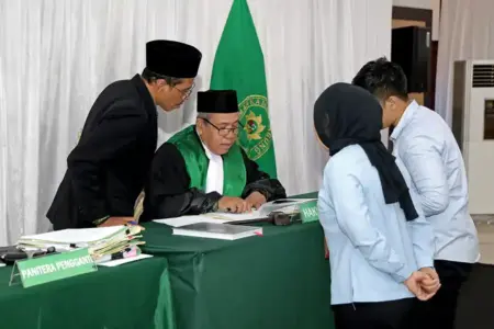 Pemkot Surabaya bersama Kejati Jatim, PTN, dan PTA Surabaya mengesahkan dokumen perwalian massal bagi 75 anak demi menjamin hak pendidikan dan hukum.