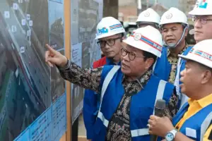 Gubernur DKI Jakarta Pramono Anung meninjau proyek Flyover Latumenten di Grogol. Proyek senilai Rp259 miliar ini ditargetkan urai macet pada akhir 2026.