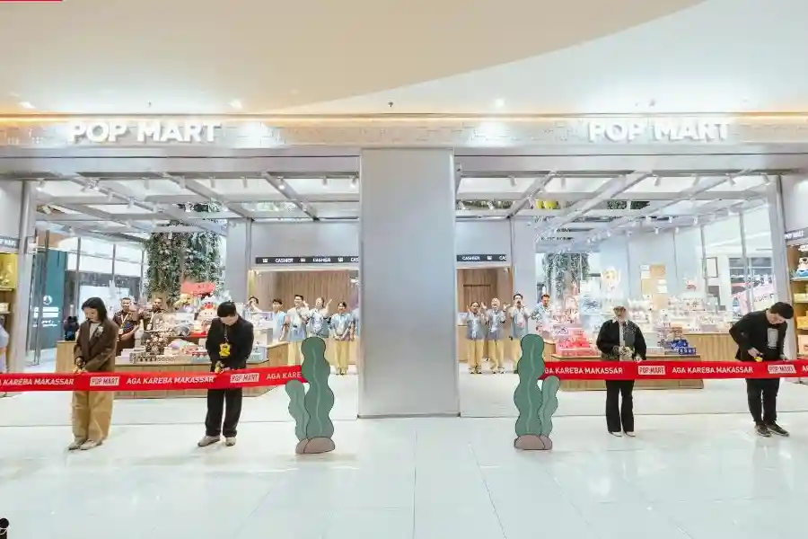 POP MART melebarkan sayap ke Indonesia Timur dengan membuka gerai baru di TSM Makassar, lengkap dengan instalasi balon CRYBABY raksasa di Pantai Losari.